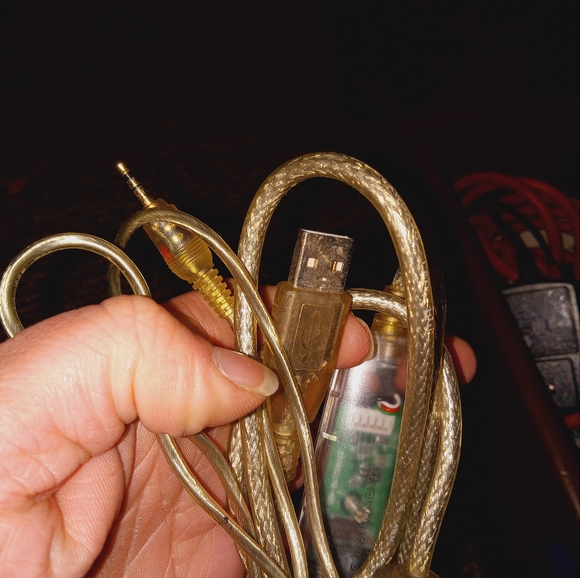 Random cords 1 hdmi long. 1 short hdmi cord. Rca cables.3 circle port. Aux - usb - Picture 5 of 7